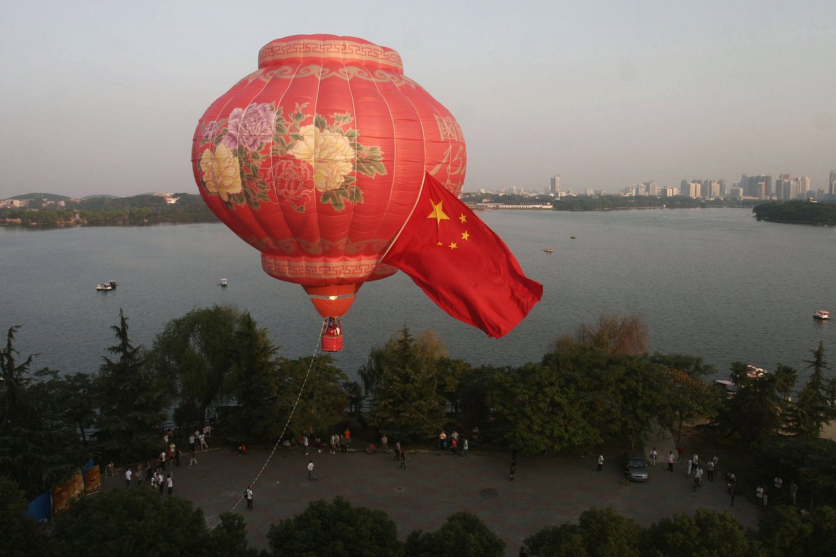 Воздушный шар парит в небе по случаю 60-летия основания Китайской Народной Республики и Праздника середины осени в Ухане, провинция Хубэй, 3 октября 2009 года