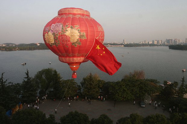 Воздушный шар парит в небе по случаю 60-летия основания Китайской Народной Республики и Праздника середины осени в Ухане, провинция Хубэй, 3 октября 2009 года. Фото: Reuters