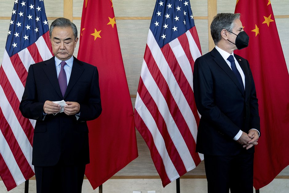 Государственный секретарь США Энтони Блинкен (справа) и министр иностранных дел Китая Ван И на встрече министров иностранных дел G20 в Нуса-Дуа на индонезийском острове Бали, 9 июля 2022 года