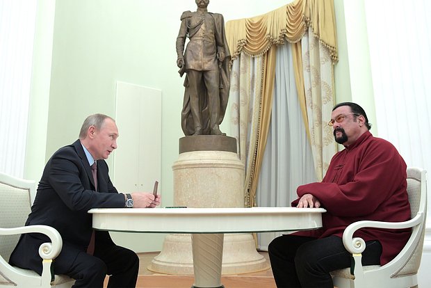 Владимир Путин и Стивен Сигал (архивное фото)