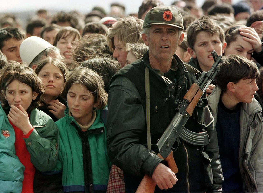 Боец Освободительной армии Косово (ОАК) в Дольне-Преказе, примерно в 45 километрах к востоку от Приштины, 6 марта 1999 года