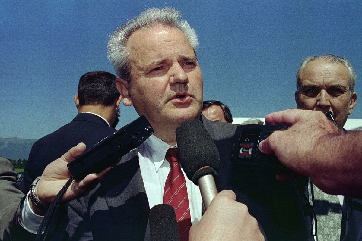 Президент Сербии Слободан Милошевич беседует с журналистами по прибытии в аэропорт Женевы для мирных переговоров, 27 июля 1993 года
