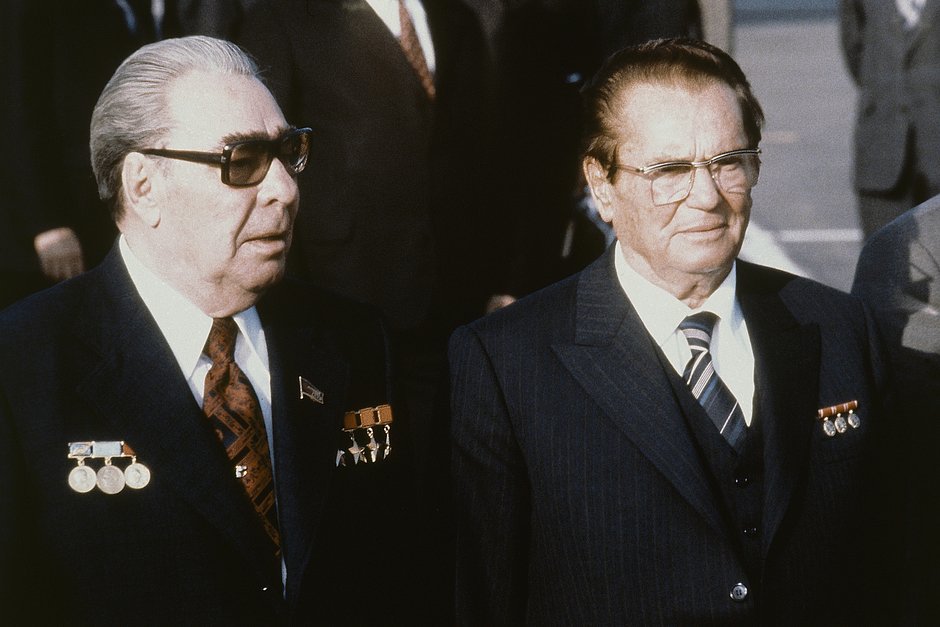 Президент Югославии Иосип Броз Тито (справа) с генеральным секретарем ЦК КПСС Леонидом Брежневым во время их встречи в Кремле, Москва, май 1979 года