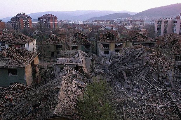 Центральный жилой район сербского города Алексинац после бомбардировок ракетами НАТО, 6 апреля 1999 года. Фото: Yugoslav Army / RL / Getty Images