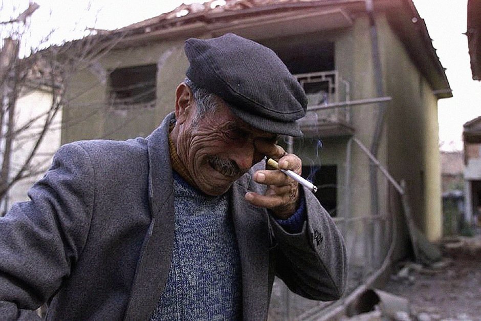 Серб Лазар Антич перед своим разрушенным домом после бомбардировок авиацией НАТО в городе Алексинац, примерно в 200 километрах к югу от Белграда, Югославия, 6 апреля 1999 года