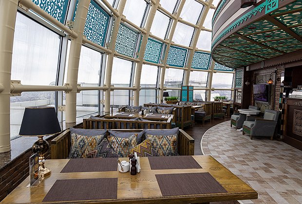 Интерьер ресторана «Купол» на 32-м этаже одной из башен комплекса «Грозный-Сити»