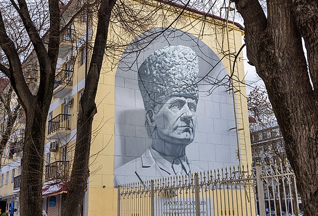 Граффити с изображением народного артиста СССР Махмуда Эсамбаева на улице, названной в его честь (Грозный)