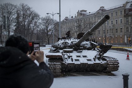 В Литве несколько человек возложили цветы к российскому танку