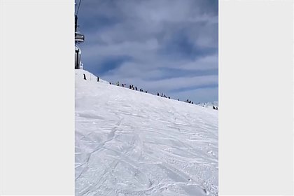 Уставшие стоять в очереди на подъемник туристы в Сочи устремились на гору пешком