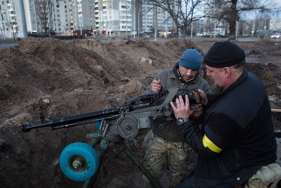 Члены батальона территориальной обороны устанавливают пулемет, Киев, 25 февраля 2022 года