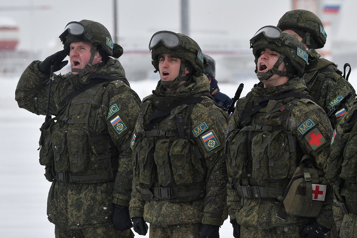 Военнослужащие контингента миротворческих сил ОДКБ, вернувшиеся после выполнения задач в Казахстане, на аэродроме Чкаловский в Московской области, 15 января 2022 года