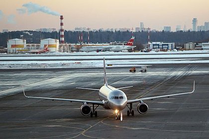 Летевший в Петербург самолет совершил вынужденную посадку «со странным звуком»