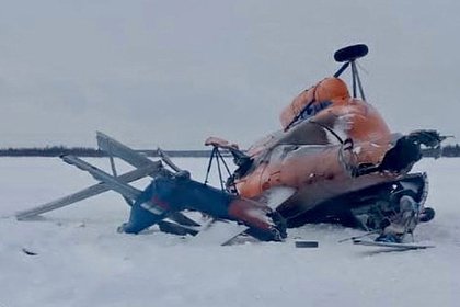 Пилота и пассажира упавшего в Мурманской области вертолета госпитализировали