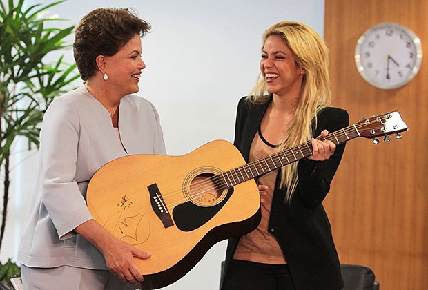 Как и обещала себе в детстве, Шакира активно участвует в благотворительности. Свою гитару с автографом она продала на аукционе в пользу нуждающихся. На фото — с президентом Бразилии Дилмой Русеф, 2011 год