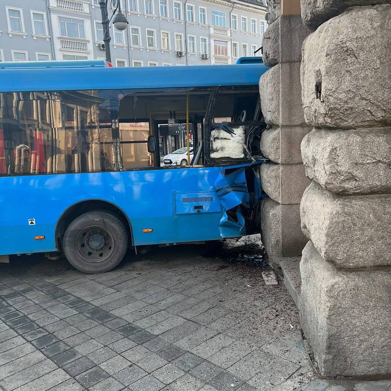 В российском городе пассажирский автобус въехал в здание суда:  Происшествия: Россия: Lenta.ru