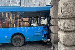 В российском городе пассажирский автобус въехал в здание суда