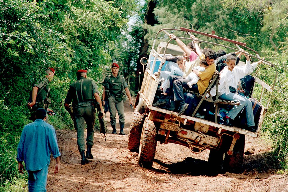 Французские десантники эвакуируют иностранцев на окраине Кигали (Руанда). 13 апреля 1994 года