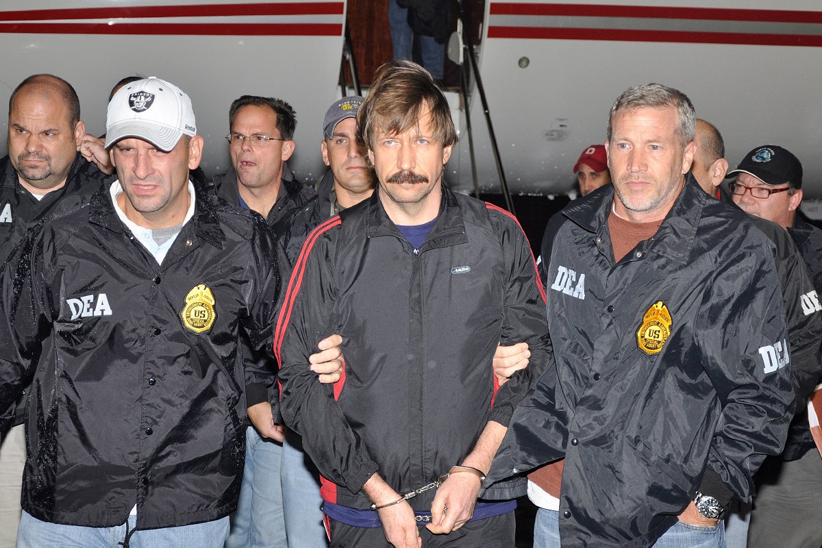Экстрадированный из Таиланда Виктор Бут (в центре) после прибытия в аэропорт округа Уэстчестер (штат Нью-Йорк). 16 ноября 2010 года
