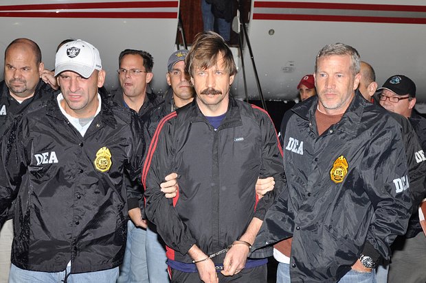 Экстрадированный из Таиланда Виктор Бут (в центре) после прибытия в аэропорт округа Уэстчестер (штат Нью-Йорк). 16 ноября 2010 года. Фото: U.S. Department of Justice / Reuters
