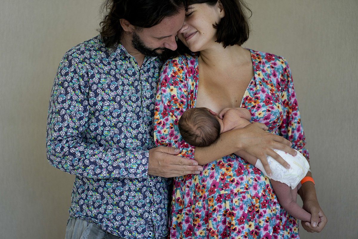 Максим Левошин и его жена Екатерина Гордиенко позируют для фото со своим новорожденным ребенком по имени Лео в Буэнос-Айресе, 18 февраля 2023 года