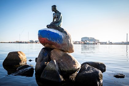 Статую Русалочки окрасили в цвета российского флага в Копенгагене