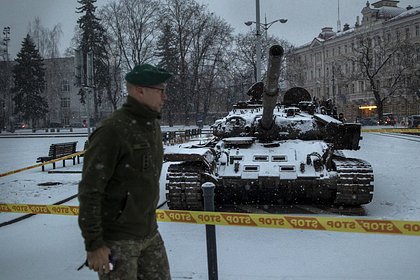 В Литве поддержали введение ответственности за цветы у российского танка