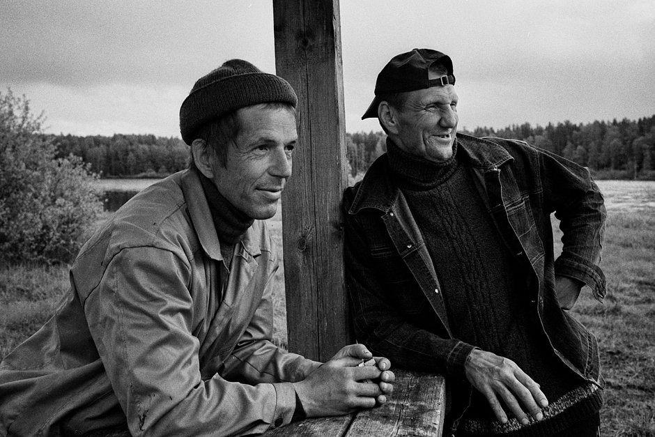 Володя и Саша, жители деревни Соезерская Пустынь, на берегу озера Соозерское