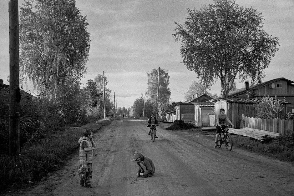 Дети на улице поселка Авнюгский 