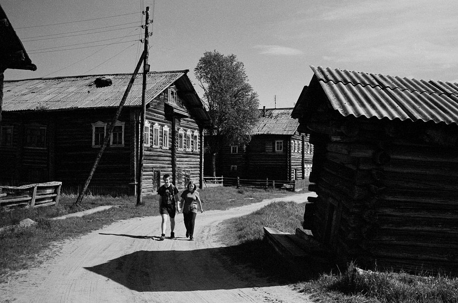Подростки на улице деревни Кимжа