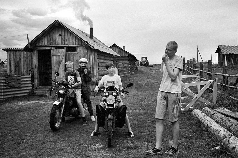 Деревня Кимжа. Подростки на мотоцикле «Иж» и мопеде собираются проверять рыболовные сети на лесном озере