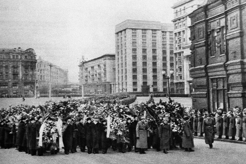 Траурная процессия направляется на Красную площадь, 9 марта 1953 года 