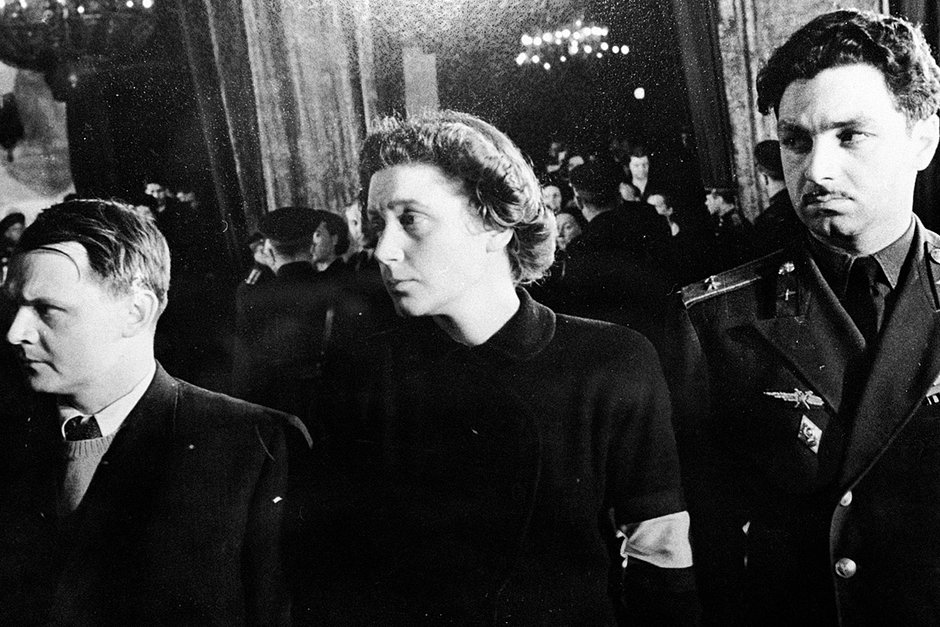 Светлана Сталина во время прощания с отцом 