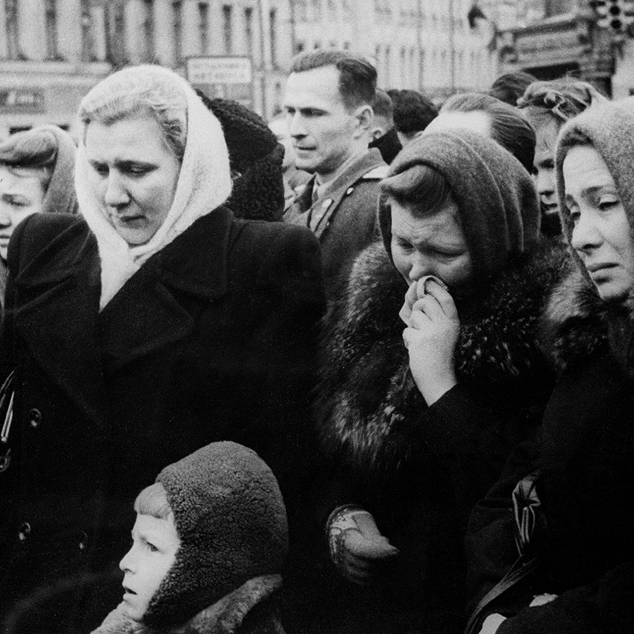 Толпа напирала, слышались крики и вой» 70 лет назад похороны Сталина  обернулись катастрофой. Почему люди гибли в давке?: Общество: Россия:  Lenta.ru