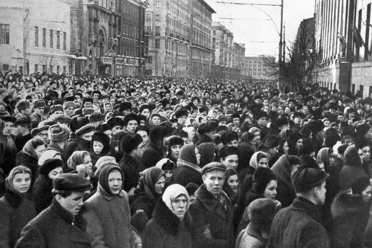 Люди на улицах Москвы, март 1953 года 
