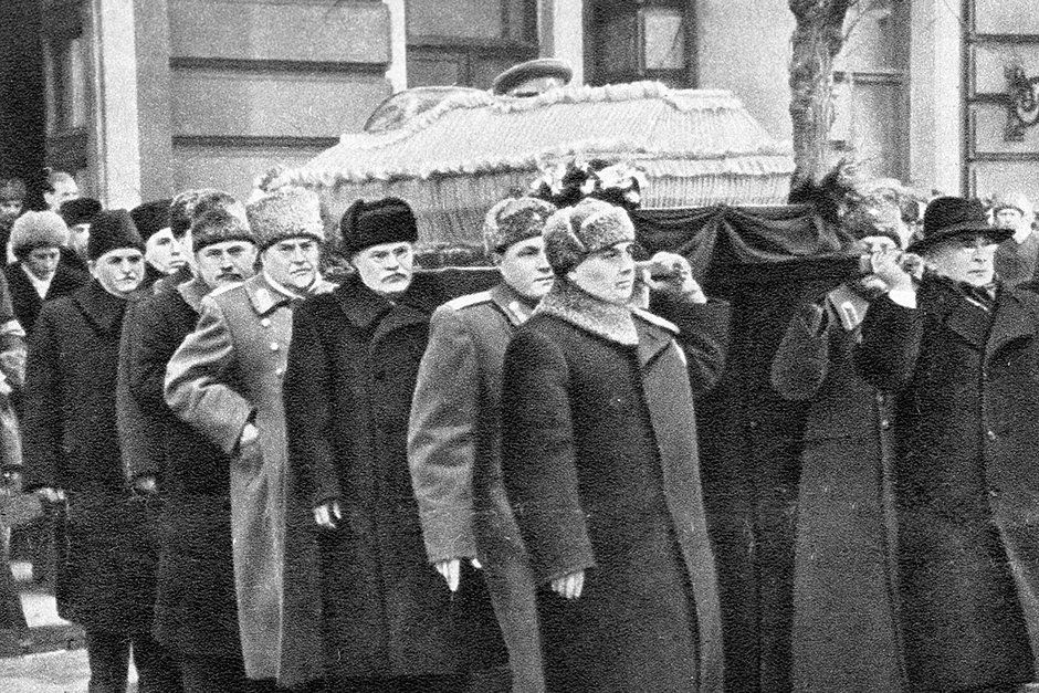 Члены Политбюро несут гроб с телом Сталина 