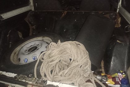 Трое россиян привязали должника к машине и протащили волоком по земле
