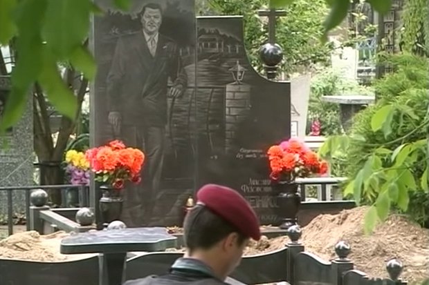 Сотрудник спецназа «Беркут» у могилы криминального авторитета Александра Мильченко (Матрос) во время эксгумации его тела. 10 мая 2012 года. Кадр: 9-channel.com / YouTube