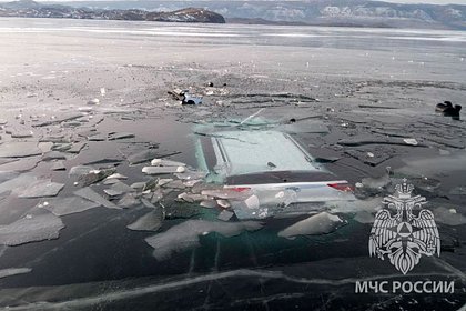 Автомобиль с российскими туристами провалился под лед на Байкале