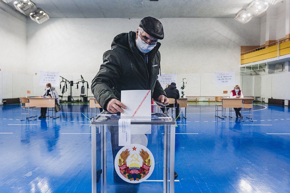 Избирательный участок во время президентских выборов в ПМР, Тирасполь, 12 декабря 2021 года