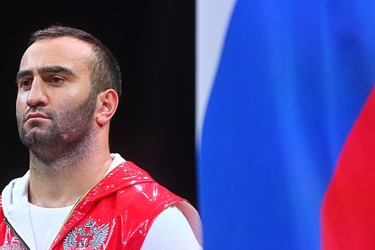 Российского боксера обязали заклеить флаги на форме на турнире в Армении