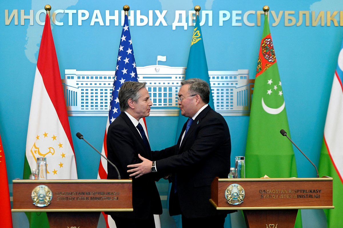 Государственный секретарь США Энтони Блинкен обменивается рукопожатием с министром иностранных дел Казахстана Мухтаром Тлеуберди во время пресс-конференции в Астане, 28 февраля 2023 года