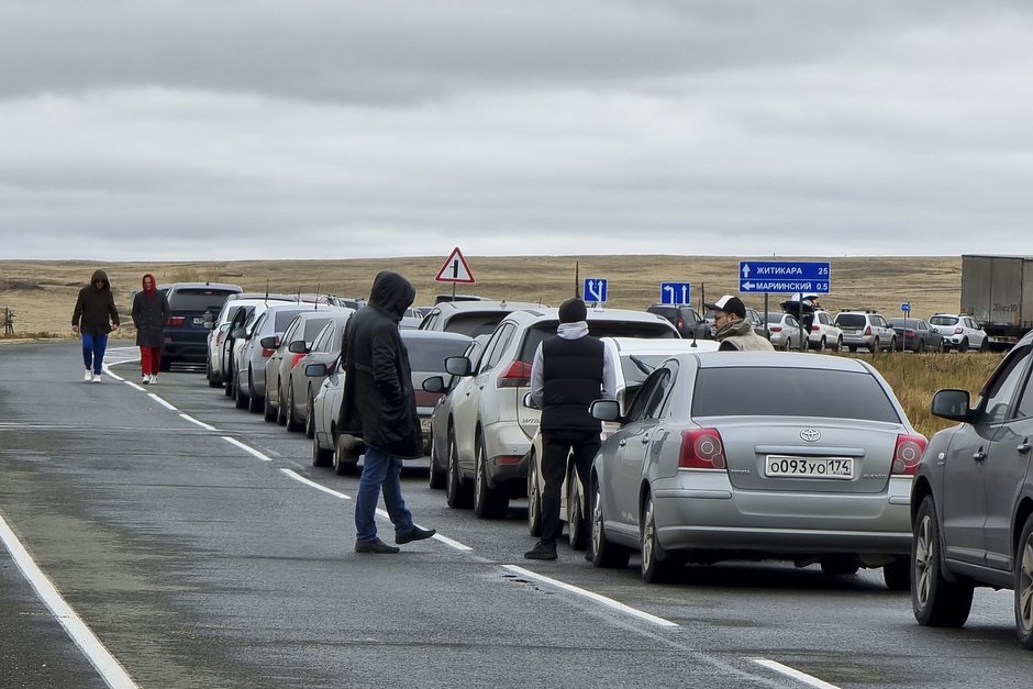 Россияне рядом со своими машинами в очереди на пересечение границы с Казахстаном на Мариинском пограничном переходе, примерно в 400 километрах к югу от Челябинска, 27 сентября 2022 года