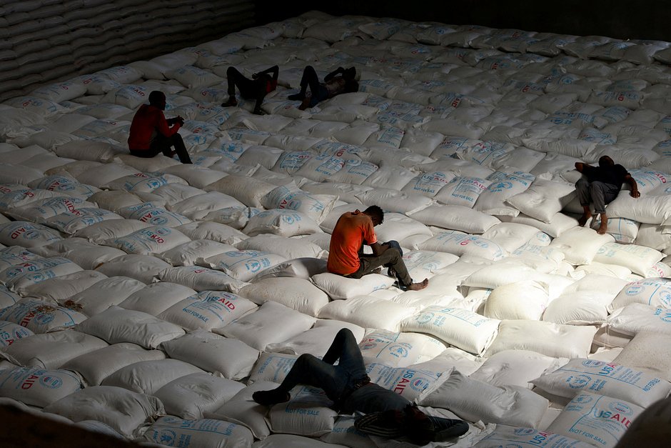 Рабочие отдыхают во время разгрузки мешков с зерном, отправленным с Украины на склад Всемирной продовольственной программы (ВПП) в городе Адама, Эфиопия, 8 сентября 2022 года