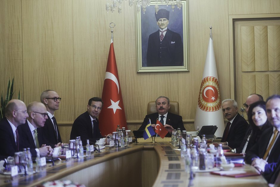 Спикер парламента Турции Мустафа Сентоп (в центре) принимает делегацию премьер-министра Швеции Ульфа Кристерссона (четвертый слева) в Анкаре, Турция, 8 ноября 2022 года