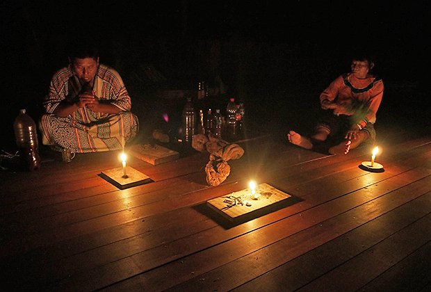 Шаманы общины шипибо в джунглях Амазонки проводят сеанс аяуаски