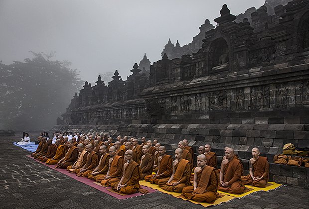 Монахи в Индонезии отмечают праздник рождения Будды 