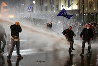 В Грузии начались столкновения из-за закона об иноагентах. Полиция применила слезоточивый газ, есть пострадавшие