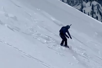 Попавшего под лавину во время катания на сноуборде россиянина сняли на видео