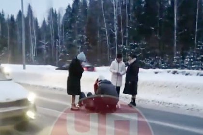 Пьяный россиянин выпал на полном ходу из автобуса через форточку