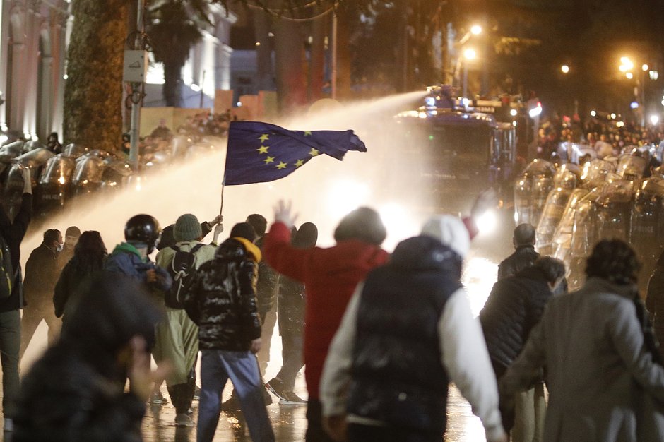 Спецназ применяет водометы и слезоточивый газ для разгона протестующих, 7 марта 2023 года, Тбилиси